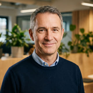James Mitchell, mostrado en imagen de perfil, figura como consejero delegado en Peral Invervía