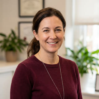 Foto de perfil de Laura Bennett, quien aparece como directora de estándares de la plataforma en Peral Invervía