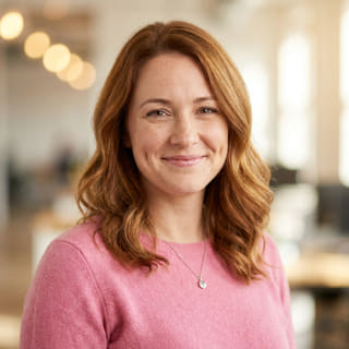 Emily Watson aparece como responsable de Atención al Cliente en Peral Invervía en una imagen de perfil